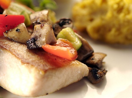 Filet de peixe grelhado com ratatouille de legumes, pure de banana e farofa crocante